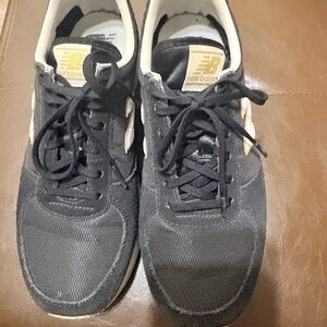 New Balance womans Black and Cream Sneakers size 8